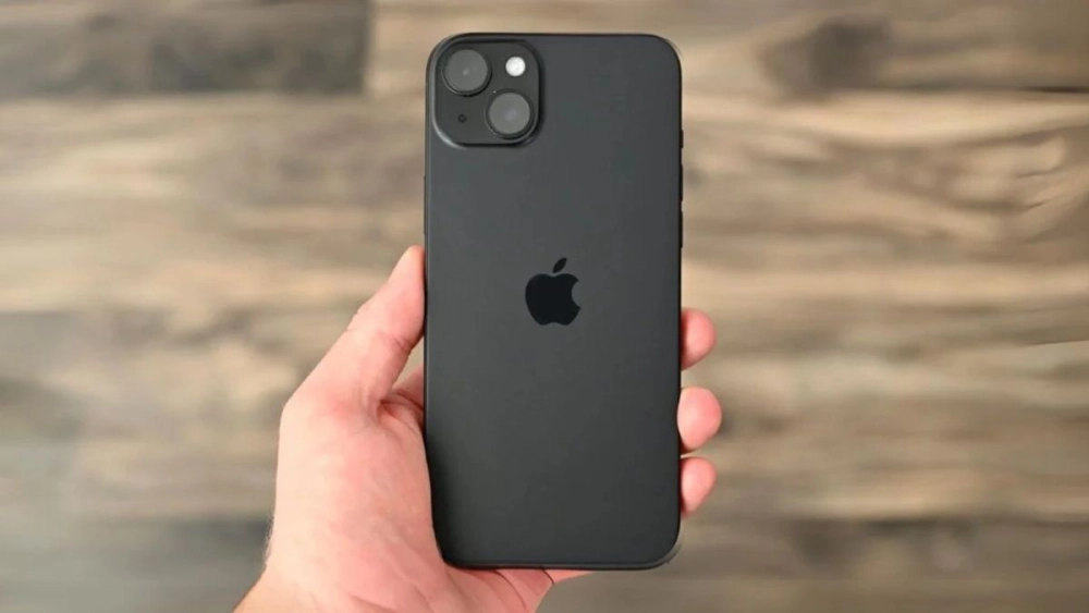 iPhone 15 với viền bo cong nhẹ và mặt lưng kính nhám tinh tế.